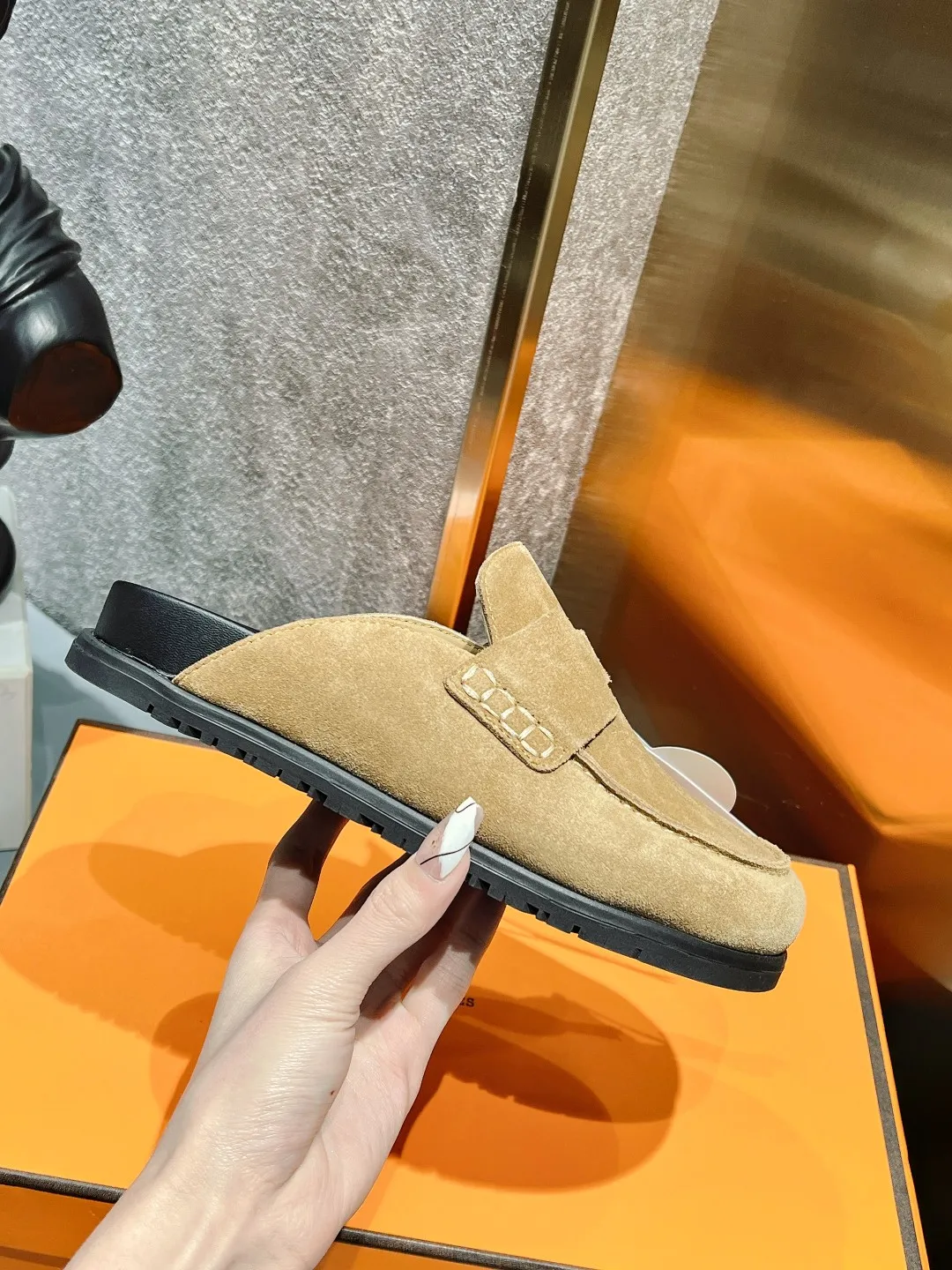 [H Family Hermès] P: 520💰 Size: Male 39-44 (45 customized) Female 35-40 (41 customized) HERMES Hermès' latest couple's cute Birkenstock slippers. Summer really needs versatile slippers. They look good no matter how you match them. They have a casual and high-end feel. The comfort is also great. They are paired with a variety of colorful socks. They are trendy. Hermès 2023 new half slippers are high quality. ●Upper: imported cow suede ●Inner lining: imported sheepskin ●Foot pads: imported mixed sheepskin ●Outsole: Tpu non-slip and wear-resistant outsole